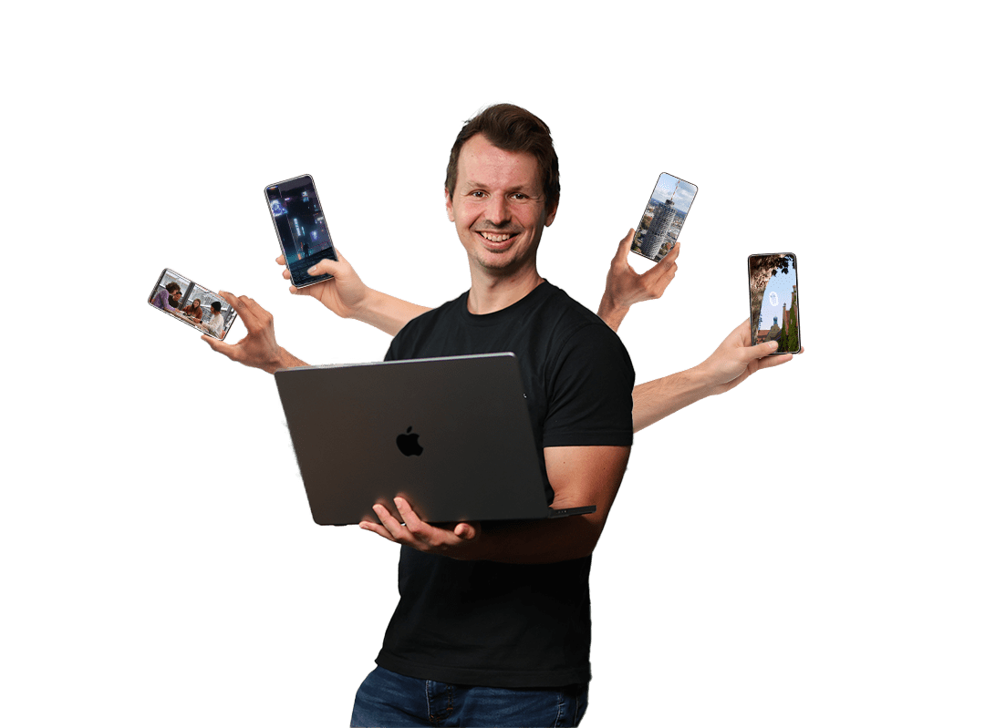 Marcus Lange mit geöffnetem Macbook in der Hand vor Hintergrund mit mehreren Smartphones, die verschiedene Formate anzeigen