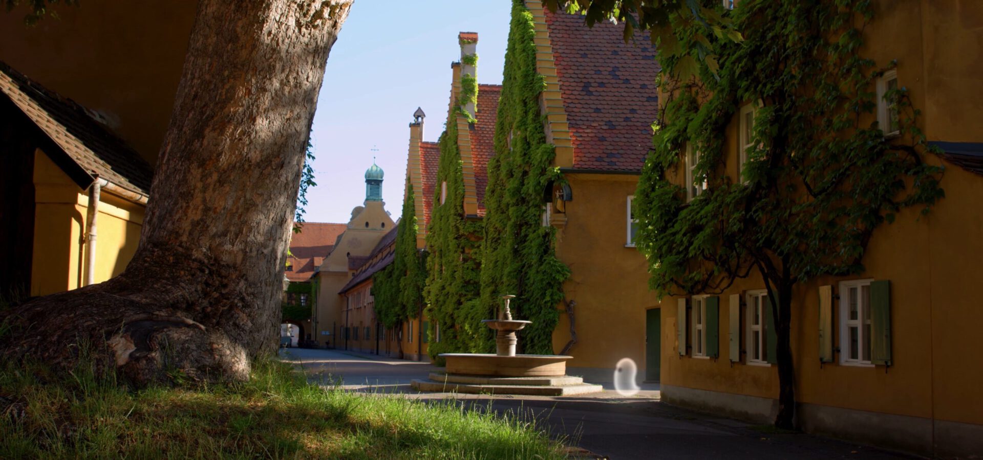 Animierter kleiner Geist schwebt durch die Fuggerei in Augsburg