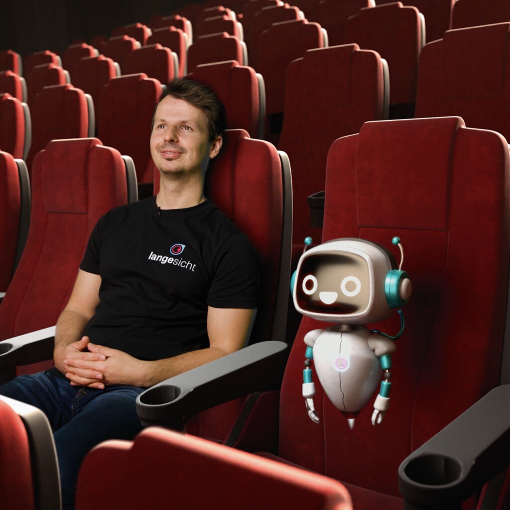 Marcus Lange im Kino mit KI Roboter Emily