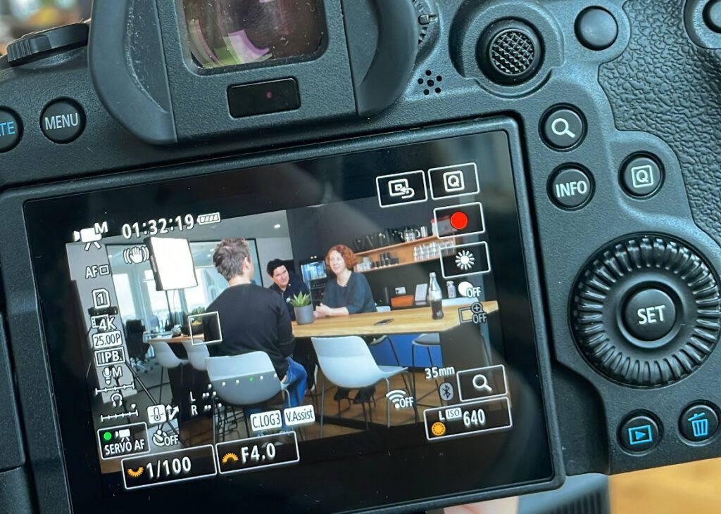 Blick auf Kamera bei einer Videoproduktion