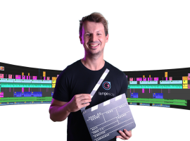 Marcus Lange mit Filmklappe vor Hintergrund eines Schnittprogramms